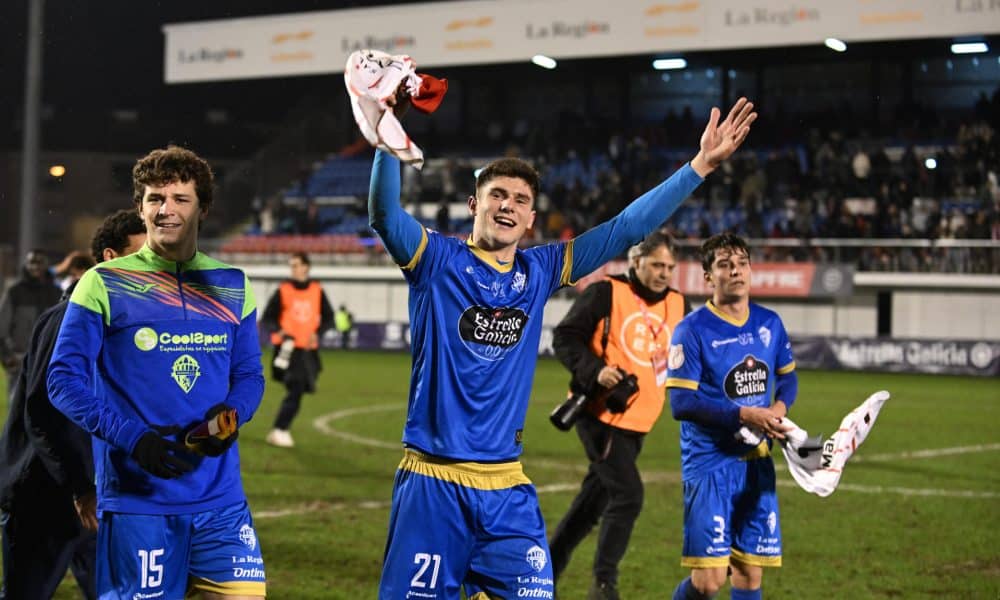 Los jugadores del Ourense celebran la victoria ante el Girona tras el encuentro correspondiente a la segunda eliminatoria de la Copa del Rey que disputaron Ourense y Girona en el estadio O Couto. EFE / Brais Lorenzo.