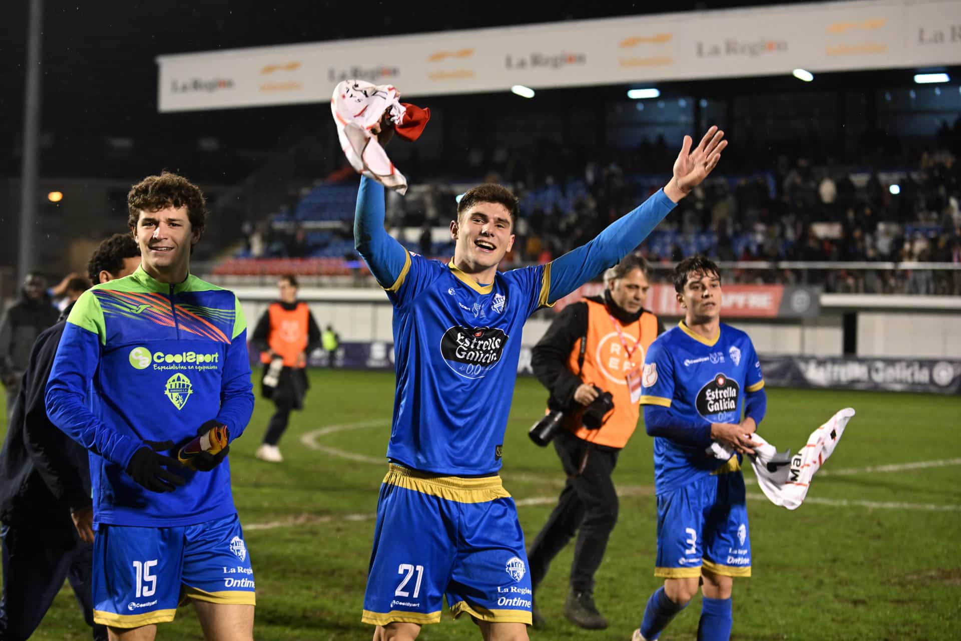 Los jugadores del Ourense celebran la victoria ante el Girona tras el encuentro correspondiente a la segunda eliminatoria de la Copa del Rey que disputaron Ourense y Girona en el estadio O Couto. EFE / Brais Lorenzo.