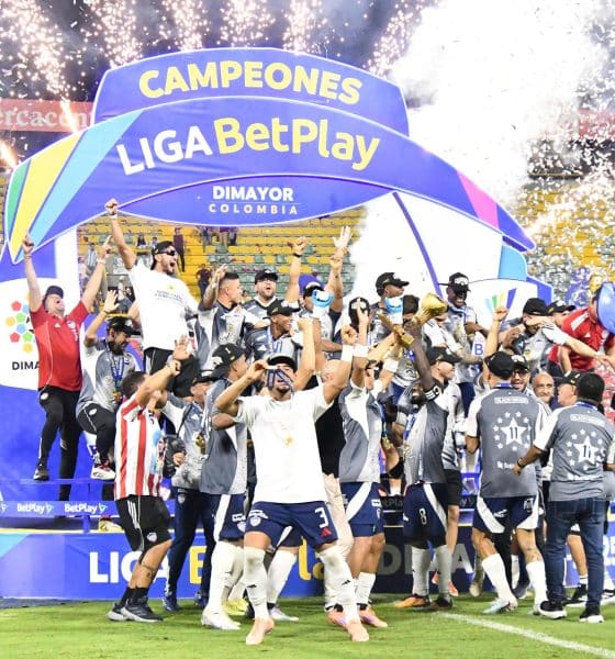 Jugadores del Junior de Barranquilla celebran este martes en el estadio Manuel Murillo Toro de la ciudad de Ibagué la conquista del Torneo Finalización colombiano a expensas del Deportes Tolima. EFE/ Agencia Unido360