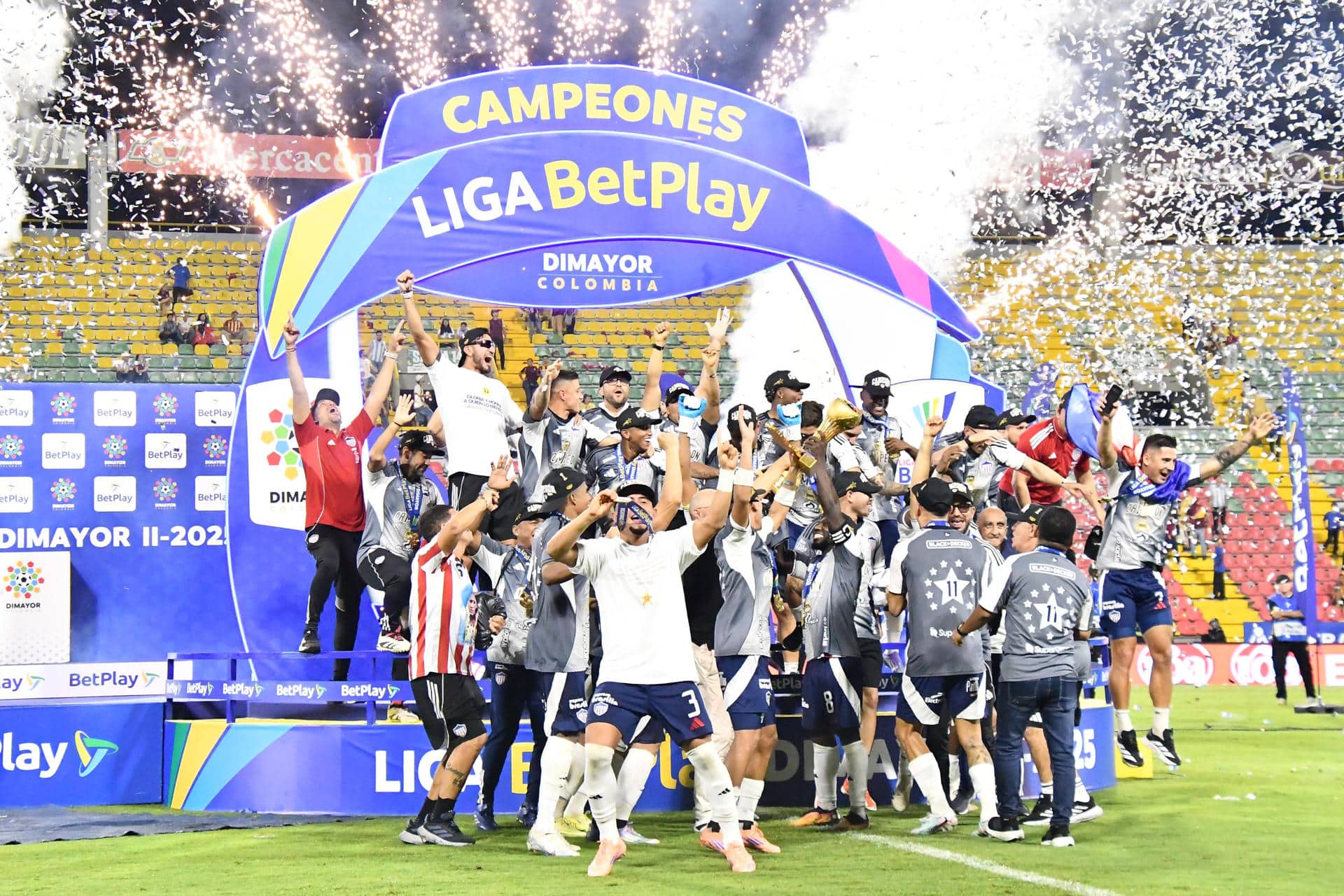 Jugadores del Junior de Barranquilla celebran este martes en el estadio Manuel Murillo Toro de la ciudad de Ibagué la conquista del Torneo Finalización colombiano a expensas del Deportes Tolima. EFE/ Agencia Unido360