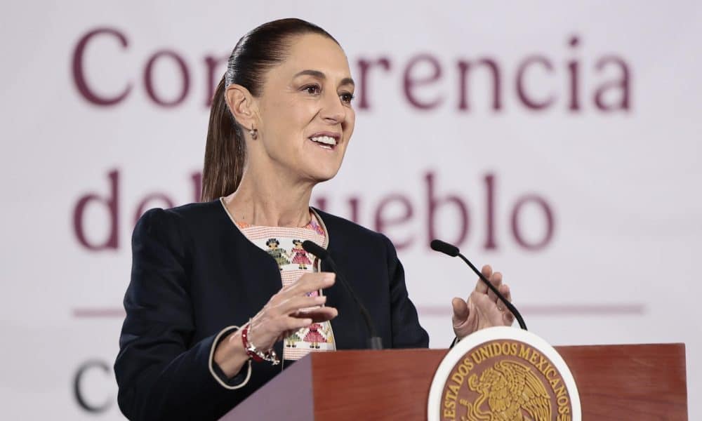 a presidenta de México, Claudia Sheinbaum, habla durante su conferencia de prensa este jueves, en la Ciudad de México (México). EFE/José Méndez