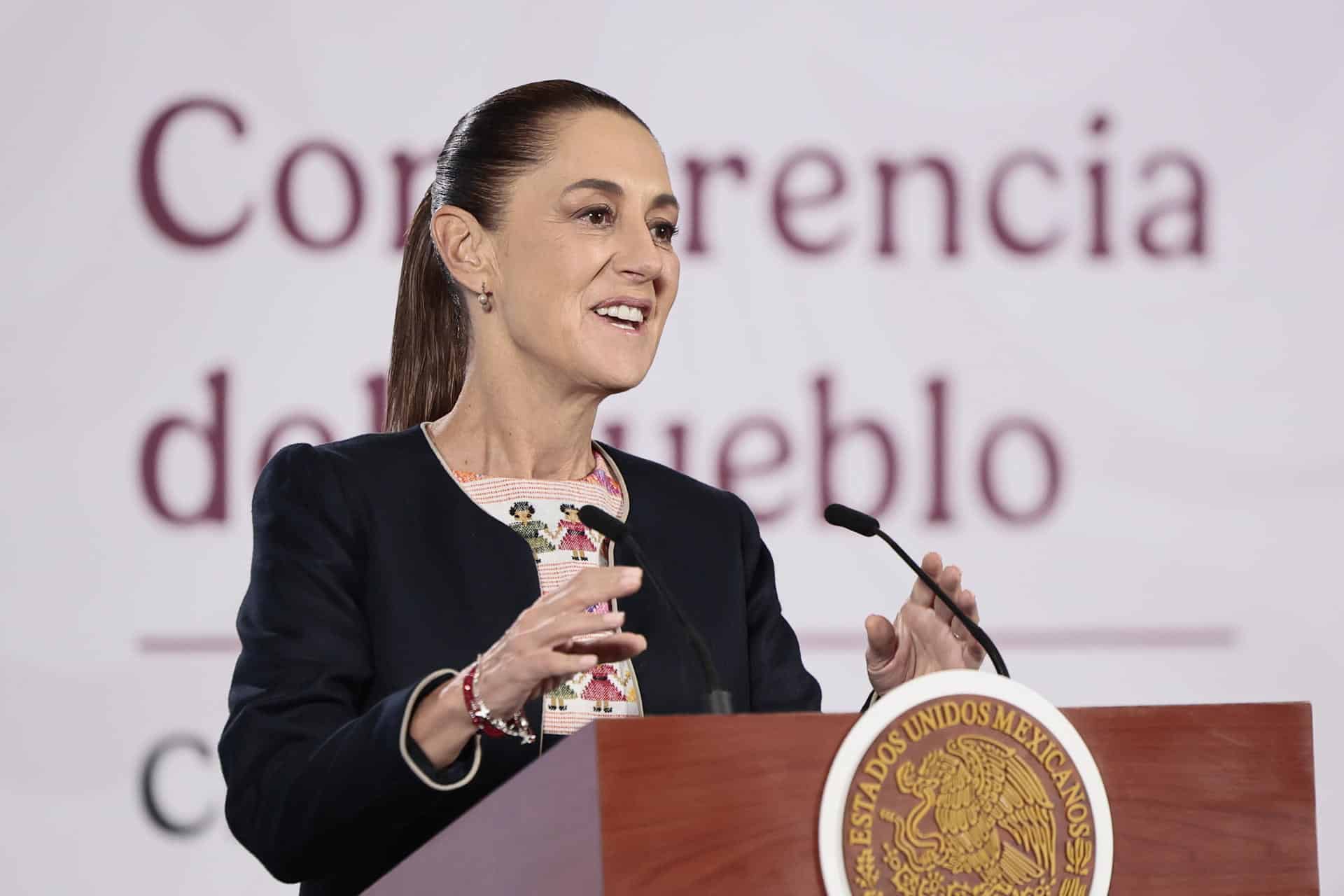 a presidenta de México, Claudia Sheinbaum, habla durante su conferencia de prensa este jueves, en la Ciudad de México (México). EFE/José Méndez