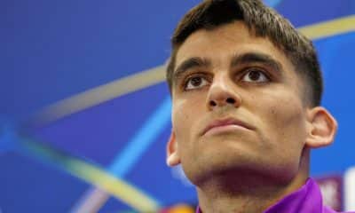 El jugador del FC Barcelona Gerard Martín durante la rueda de prensa posterior al entrenamiento llevado a cabo en la ciudad deportiva Joan Gamper. EFE/Alejandro García