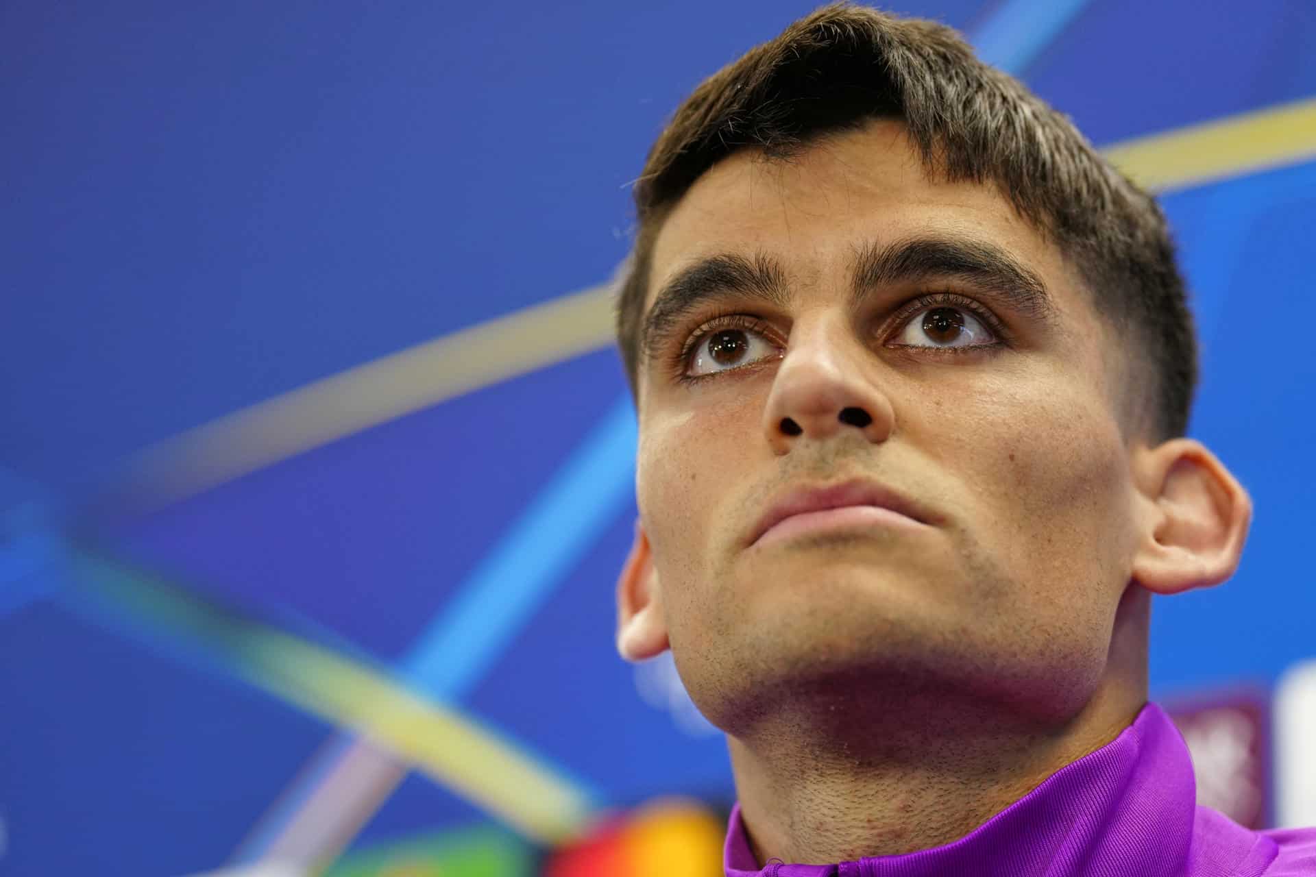 El jugador del FC Barcelona Gerard Martín durante la rueda de prensa posterior al entrenamiento llevado a cabo en la ciudad deportiva Joan Gamper. EFE/Alejandro García