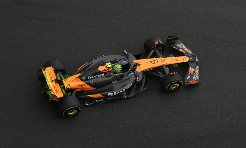 El inglés Lando Norris (McLaren), líder del Mundial de Fórmula Uno, durante el primer libre del Gran Premio de Abu Dabi. EFE/EPA/ALI HAIDER