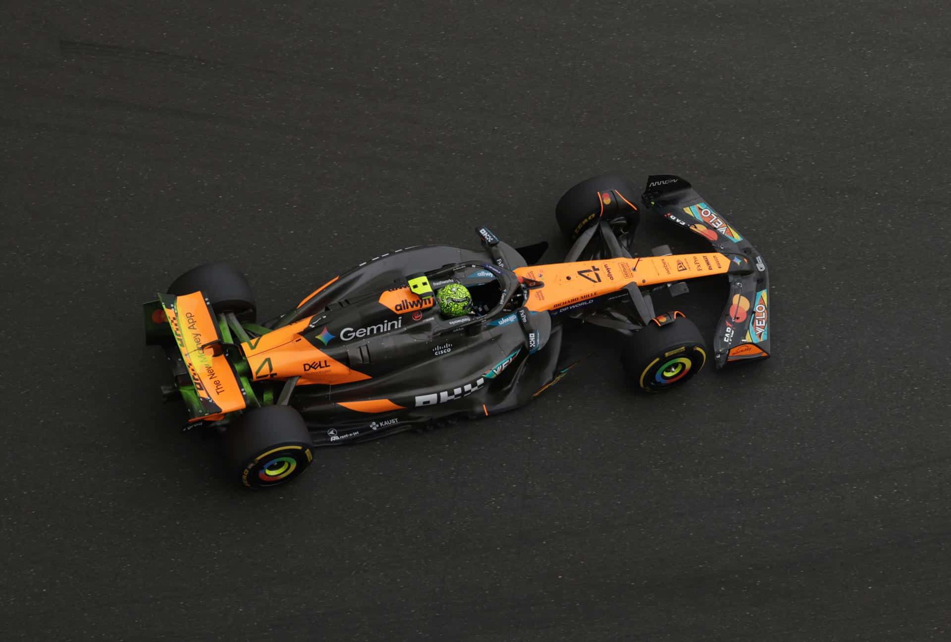 El inglés Lando Norris (McLaren), líder del Mundial de Fórmula Uno, durante el primer libre del Gran Premio de Abu Dabi. EFE/EPA/ALI HAIDER