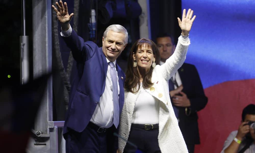 El candidato a la Presidencia de Chile por el Partido Republicano y Social Cristiano, José Antonio Kast, saluda junto a su esposa, Pía Adriasola, tras ganar la segunda vuelta de las elecciones presidenciales este domingo, en Santiago (Chile). EFE/ Elvis González
