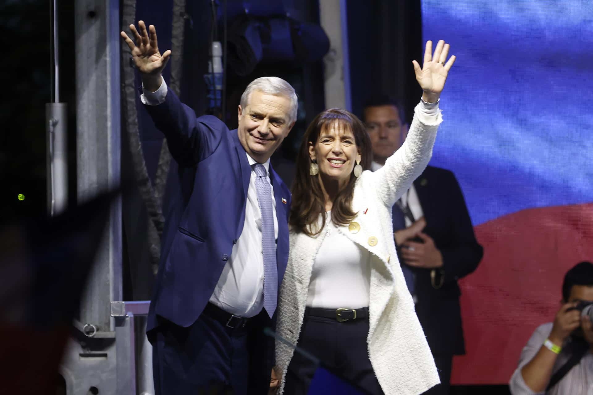El candidato a la Presidencia de Chile por el Partido Republicano y Social Cristiano, José Antonio Kast, saluda junto a su esposa, Pía Adriasola, tras ganar la segunda vuelta de las elecciones presidenciales este domingo, en Santiago (Chile). EFE/ Elvis González