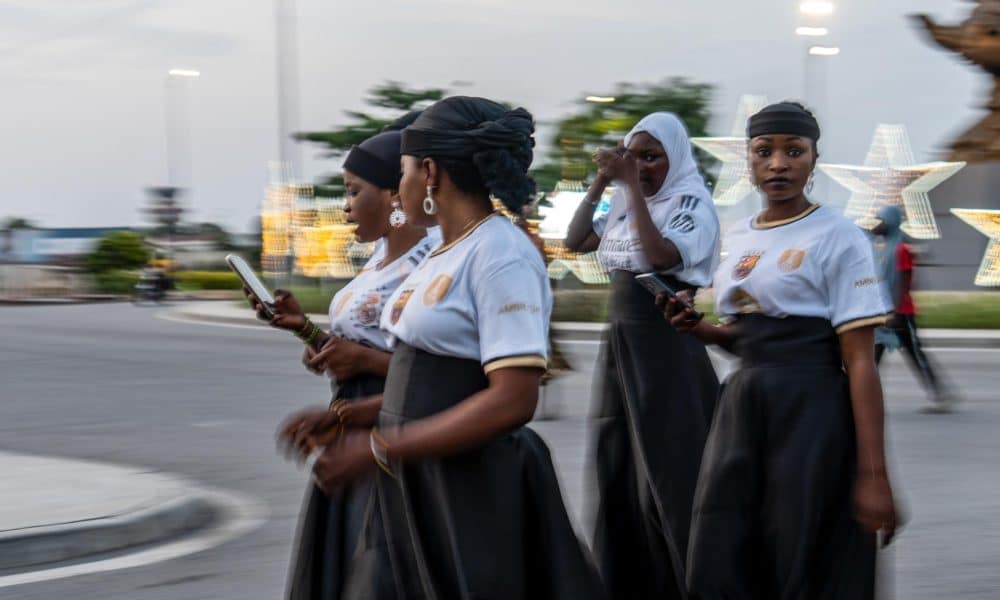 Un grupo de mujeres camina por el Boulevard de la Marina en Cotonú, Benín, el 7 de diciembre de 2025. 
 EFE/EPA/STRINGER