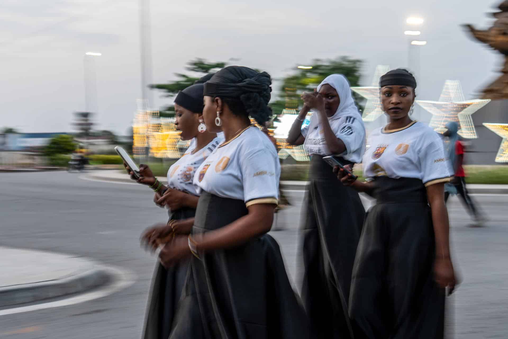 Un grupo de mujeres camina por el Boulevard de la Marina en Cotonú, Benín, el 7 de diciembre de 2025. 
 EFE/EPA/STRINGER