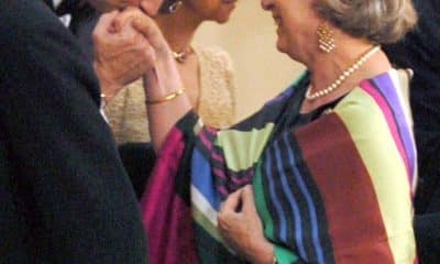 Imagen de archivo de la princesa Tatiana Radziwill saludando al por entonces príncipe Felipe durante la recepción previa a la cena de gala con motivo de la boda del príncipe español y su prometida, Letizia Ortiz. En segundo plano, la reina Sofía. EFE/Alberto Martín