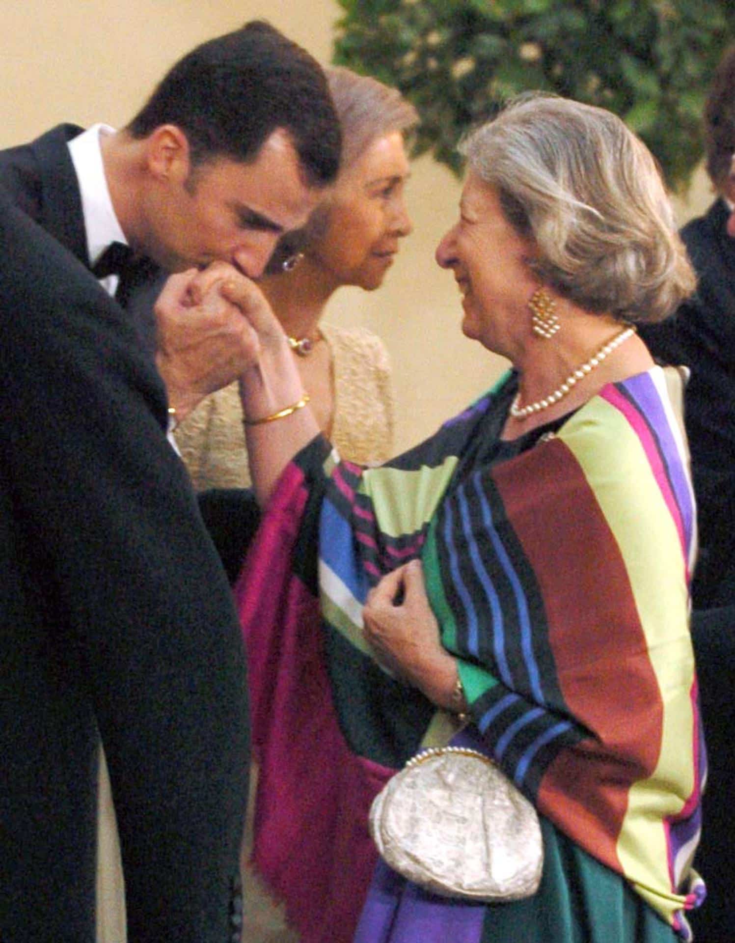 Imagen de archivo de la princesa Tatiana Radziwill saludando al por entonces príncipe Felipe durante la recepción previa a la cena de gala con motivo de la boda del príncipe español y su prometida, Letizia Ortiz. En segundo plano, la reina Sofía. EFE/Alberto Martín