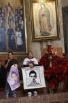 Familiares y compañeros de los 43 estudiantes de Ayotzinapa desaparecidos participan en ceremonia este viernes en la Basílica de Guadalupe, en Ciudad de México (México). EFE/ Sáshenka Gutiérrez
