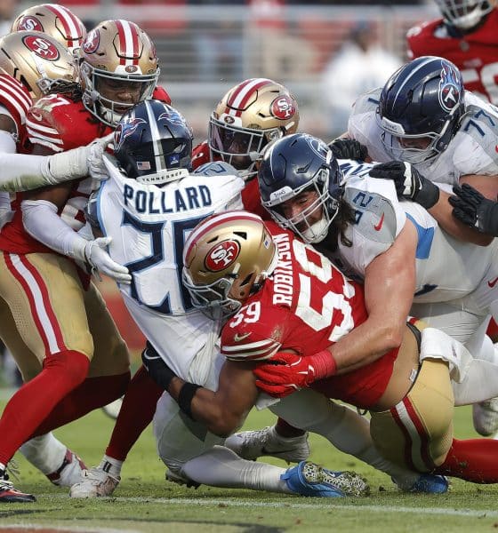 El 'running back' de los Titanes de Tennessee, Tony Pollard (c), cruza este domingo la zona de anotación para un 'touchdown' a los San Francisco 49ers durante el patido jugado Santa Clara (California). EFE/EPA/JOHN G. MABANGLO