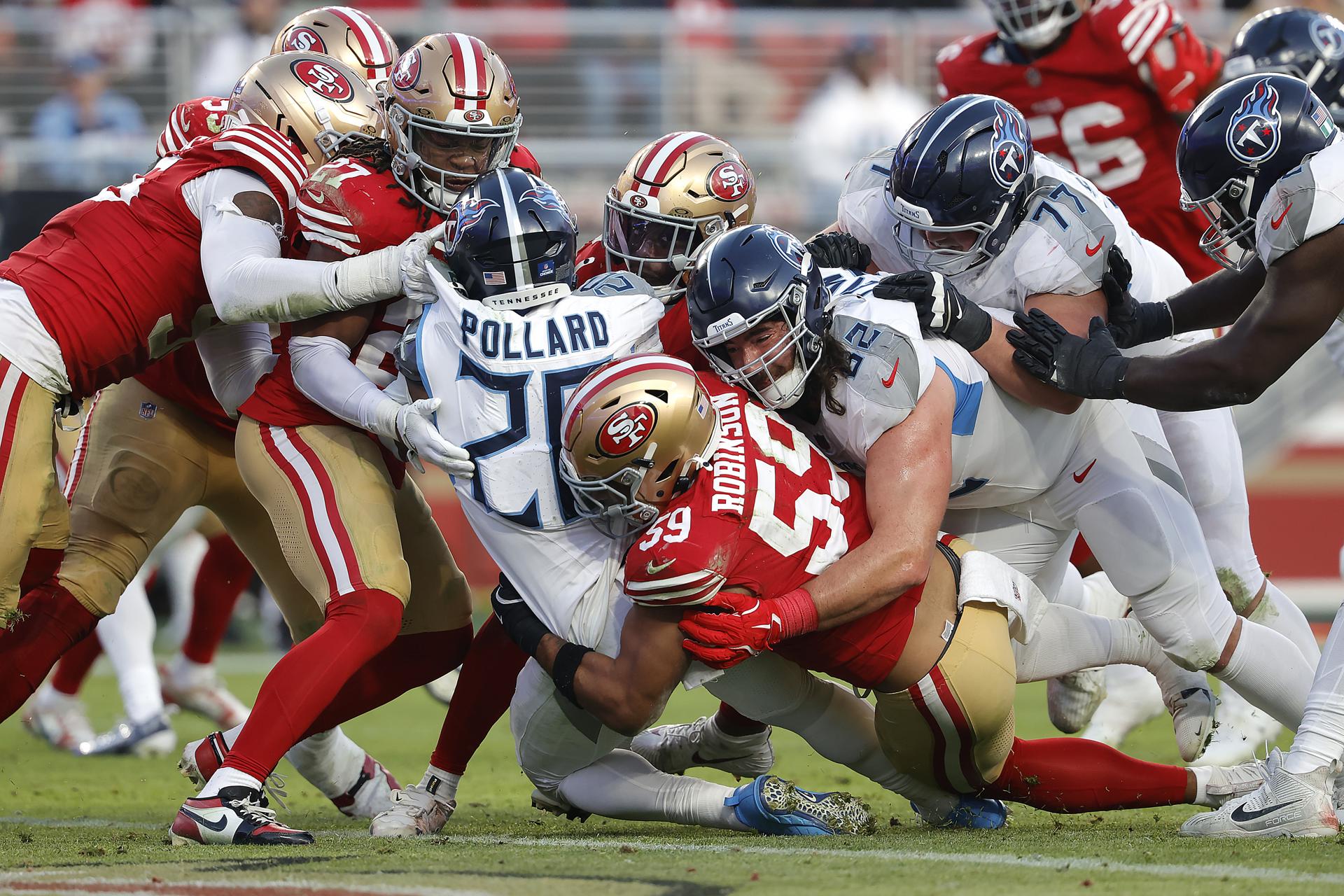 El 'running back' de los Titanes de Tennessee, Tony Pollard (c), cruza este domingo la zona de anotación para un 'touchdown' a los San Francisco 49ers durante el patido jugado Santa Clara (California). EFE/EPA/JOHN G. MABANGLO