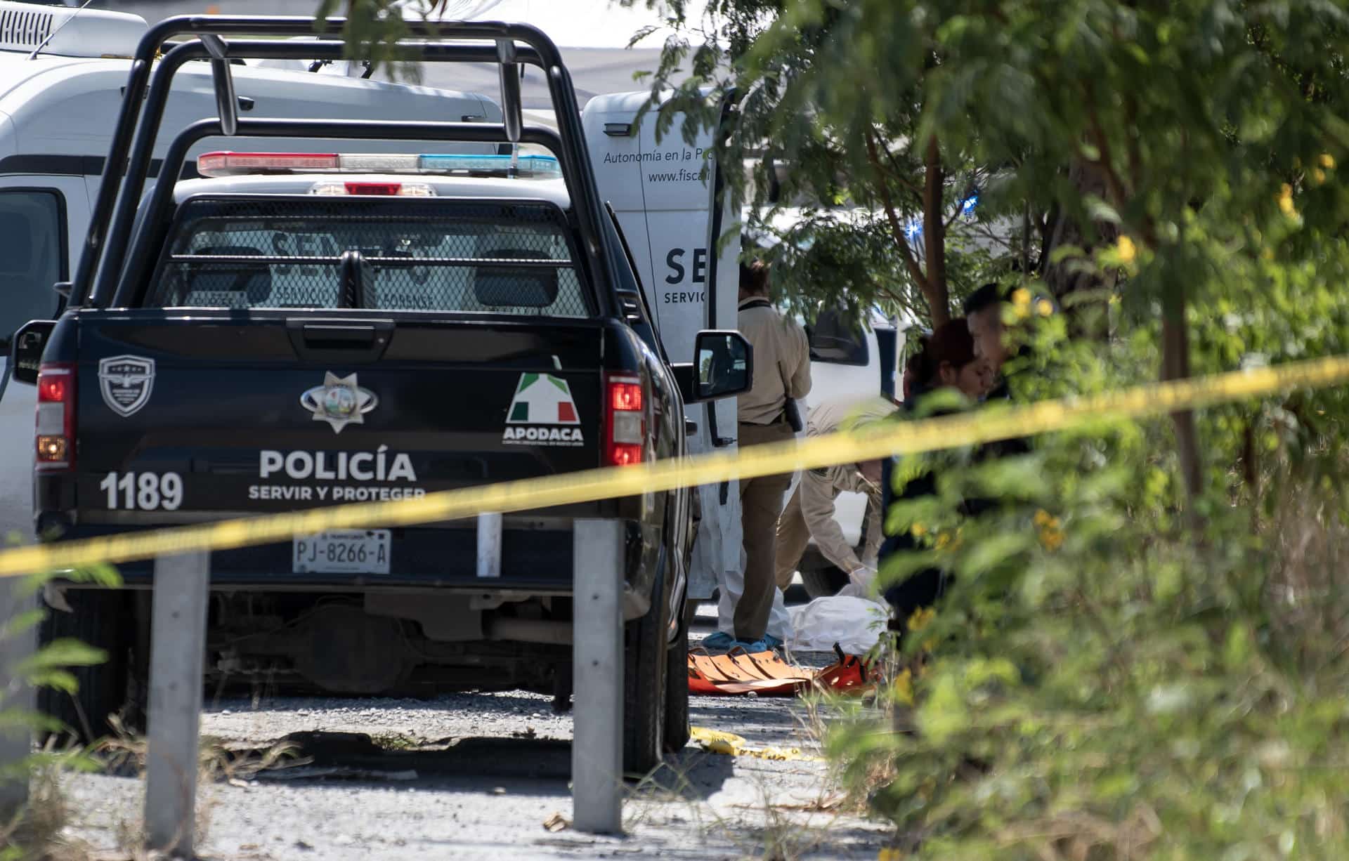 Peritos forenses de la fiscalía de el estado de Nuevo León trabajan en la zona donde hubo un enfrentamiento entre la policía y grupos armados. Imagen de archivo. EFE/Miguel Sierra
