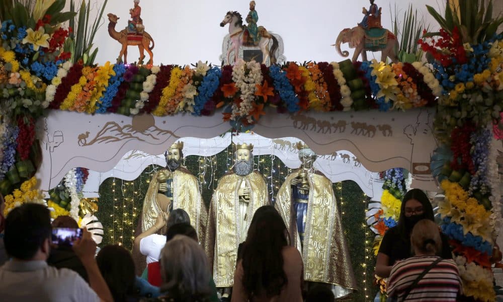 Personas visitan el templo de los Santos Reyes Magos previo a la celebración del 6 de enero,en la localidad de Cajititlán, ciudad de Tlajomulco de Zúñiga, estado de Jalisco (México). Imagen de archivo. EFE/ Francisco Guasco