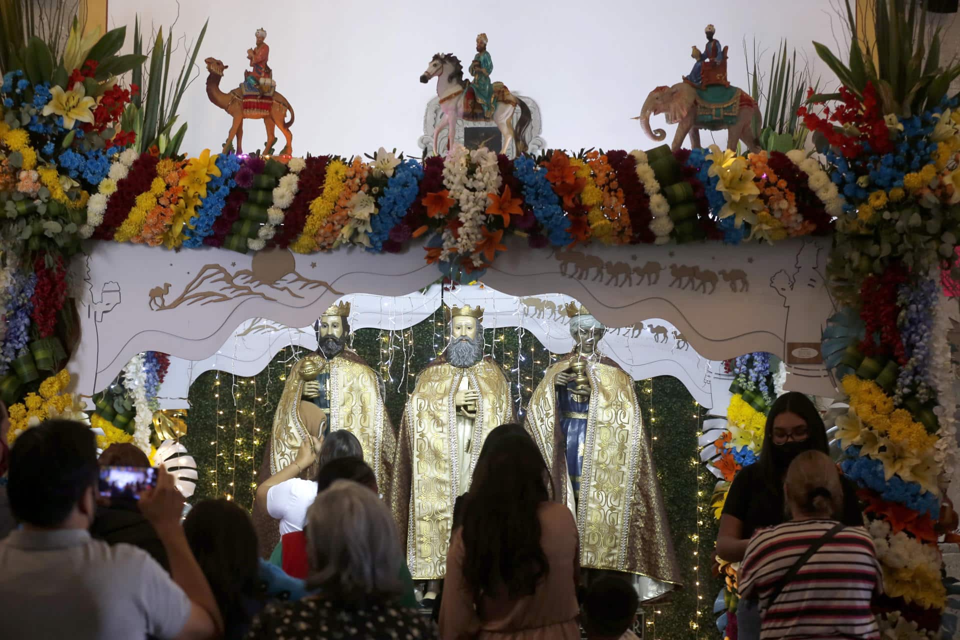 Personas visitan el templo de los Santos Reyes Magos previo a la celebración del 6 de enero,en la localidad de Cajititlán, ciudad de Tlajomulco de Zúñiga, estado de Jalisco (México). Imagen de archivo. EFE/ Francisco Guasco
