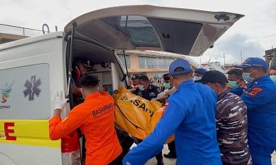 AME854. LABUAN BAJO (INDONESIA), 29/12/2025.- Fotografía cedida este lunes por el Equipo de Búsqueda y Rescate de Indonesia (SAR) donde se observa a sus integrantes recuperando el cuerpo de una de las victimas de un naufragio en Labuan Bajo (Indonesia).  EFE/ Equipo de Búsqueda y Rescate de Indonesia / SOLO USO EDITORIAL/ NO VENTAS/ SOLO DISPONIBLE PARA ILUSTRAR LA NOTICIA QUE ACOMPAÑA (CRÉDITO OBLIGATORIO) MAXIMA CALIDAD DISPONIBLE