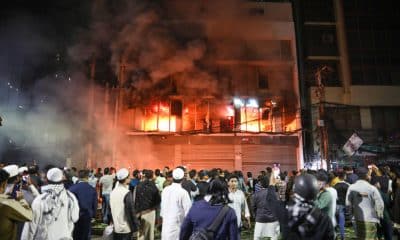 Un edificio incendiado en Daca durante los distubios al conocerse la muerte del líder estudiantil y aspirante a diputado Sharif Osman Hadi, figura clave del levantamiento que derrocó al anterior régimen en 2024.
EFE/EPA/MONIRUL ALAM