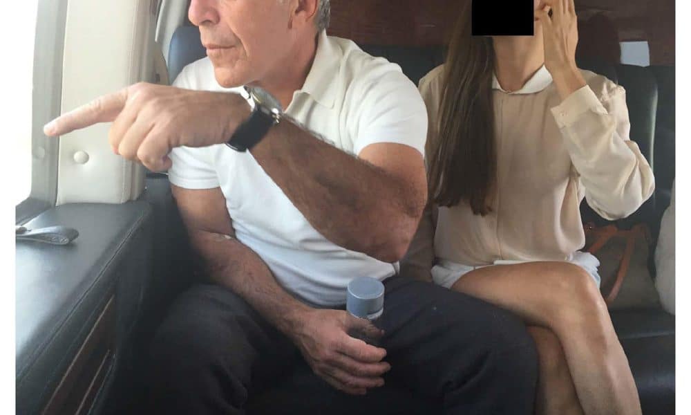 Fotografía sin fecha específica de toma, publicada por los demócratas del Comité de Supervisión de la Cámara Baja (Oversight Dems), que muestra a Jeffrey Epstein (i) con una mujer no identificada en un avión. EFE/ Oversight Dems