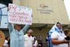 Personas sostienen carteles durante una manifestación este lunes, frente al Complejo Judicial de Guayaquil, en Guayaquil (Ecuador). EFE/ Jonathan Miranda Vanegas
