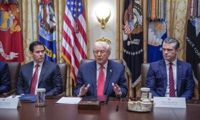 El presidente de Estados Unidos, Donald J. Trump (c), responde a las preguntas de los periodistas mientras mantiene una reunión con su gabinete en la Sala del Gabinete de la Casa Blanca en Washington. EFE/EPA/YURI GRIPAS / POOL