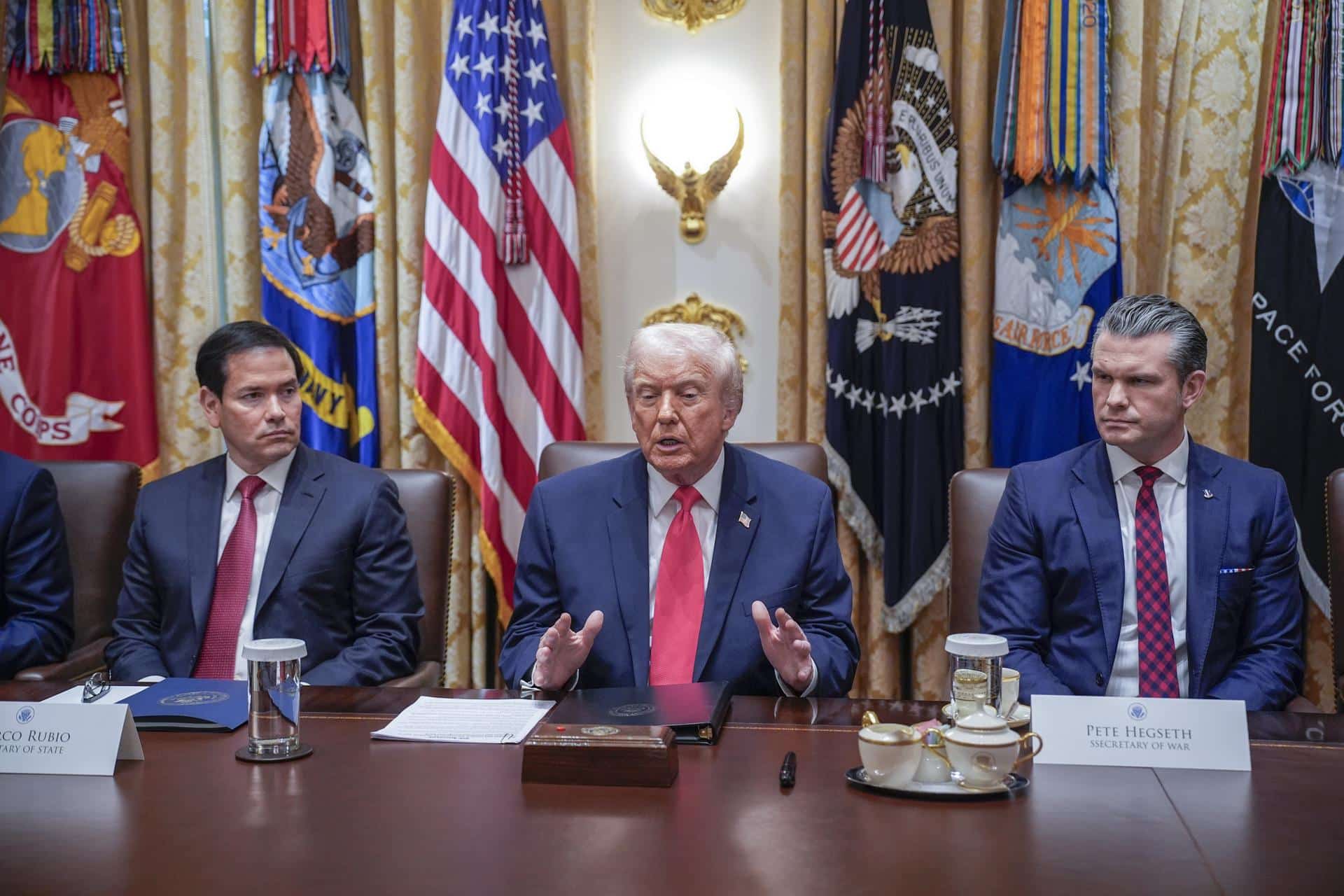 El presidente de Estados Unidos, Donald J. Trump (c), responde a las preguntas de los periodistas mientras mantiene una reunión con su gabinete en la Sala del Gabinete de la Casa Blanca en Washington. EFE/EPA/YURI GRIPAS / POOL