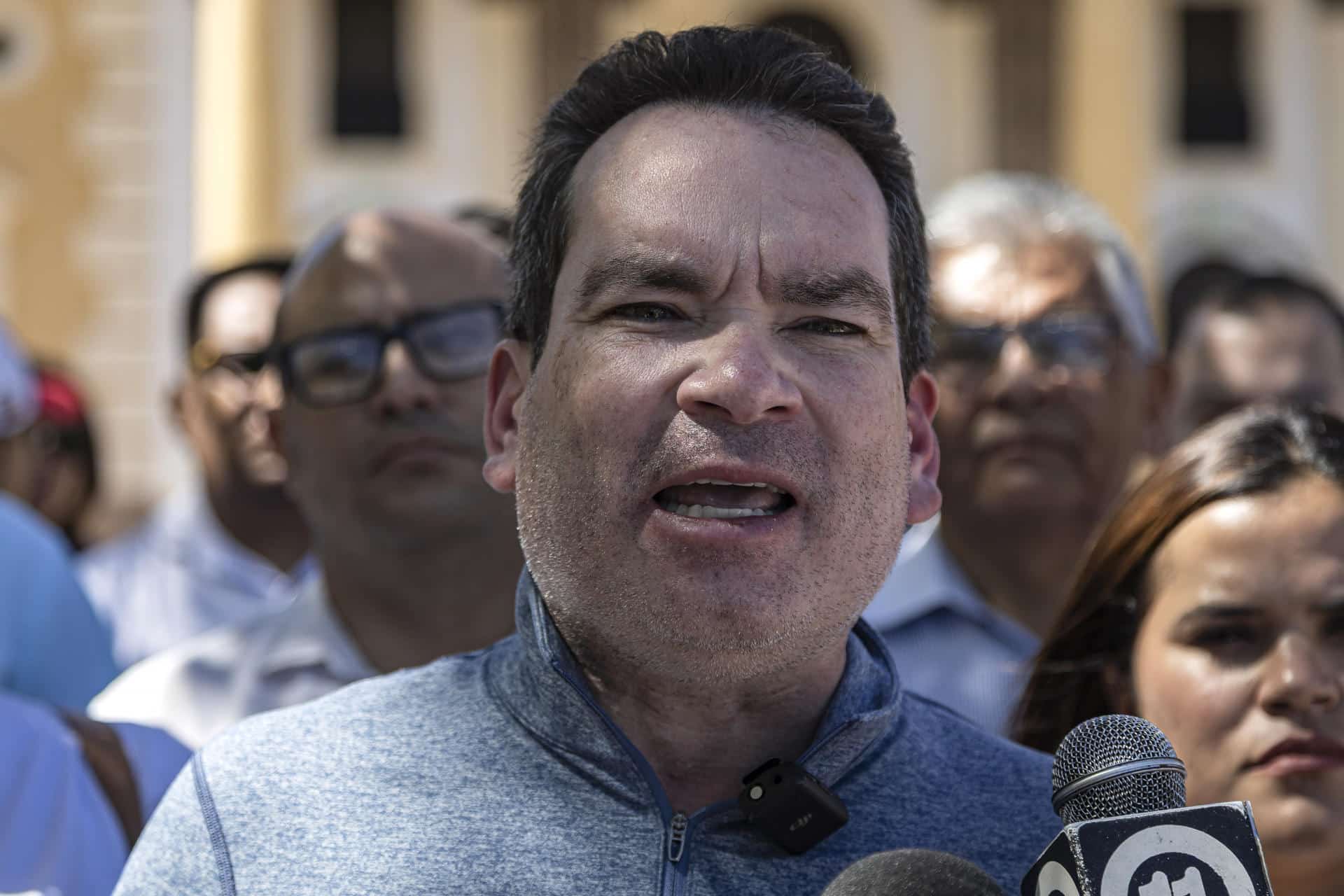 El parlamentario Tomas Guanipa habla durante una rueda de prensa este 23 de diciembre de 2025, en Maracaibo (Venezuela). EFE/ Henry Chirinos