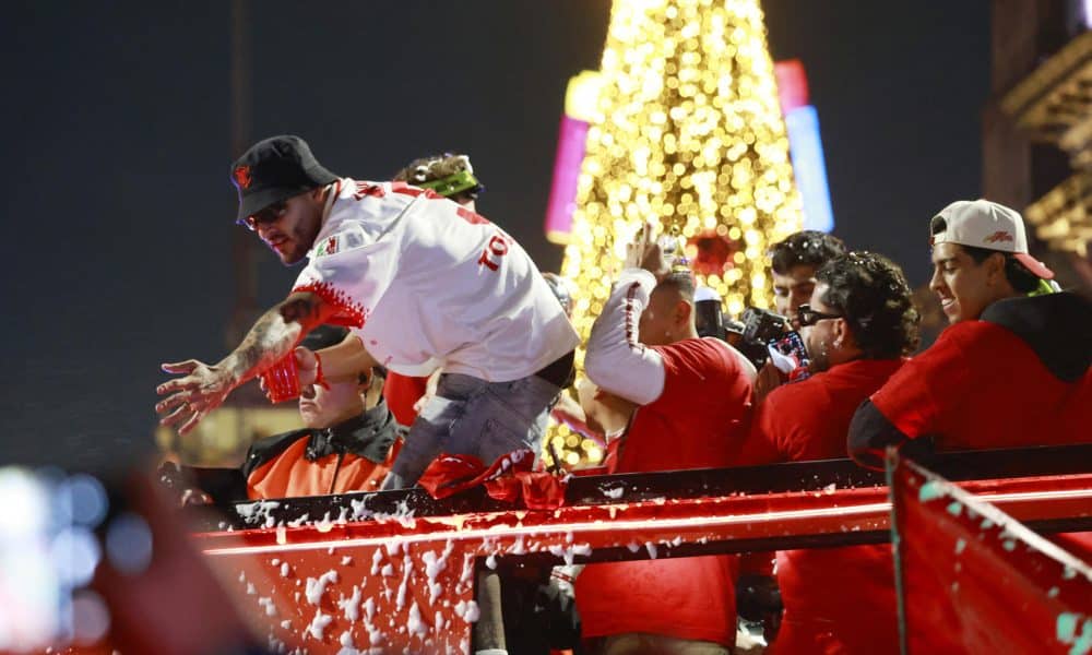 Alexis Vega (i) de los Diablos Rojos de Toluca participa en una caravana para celebrar el título del Torneo Apertura 2025 de la Liga MX ante cientos de fanáticos que los acompañaron este lunes, en Toluca (México). EFE/Felipe Gutiérrez