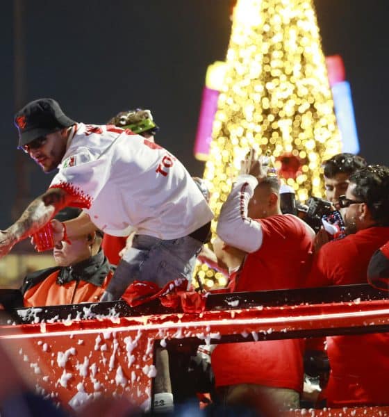Alexis Vega (i) de los Diablos Rojos de Toluca participa en una caravana para celebrar el título del Torneo Apertura 2025 de la Liga MX ante cientos de fanáticos que los acompañaron este lunes, en Toluca (México). EFE/Felipe Gutiérrez