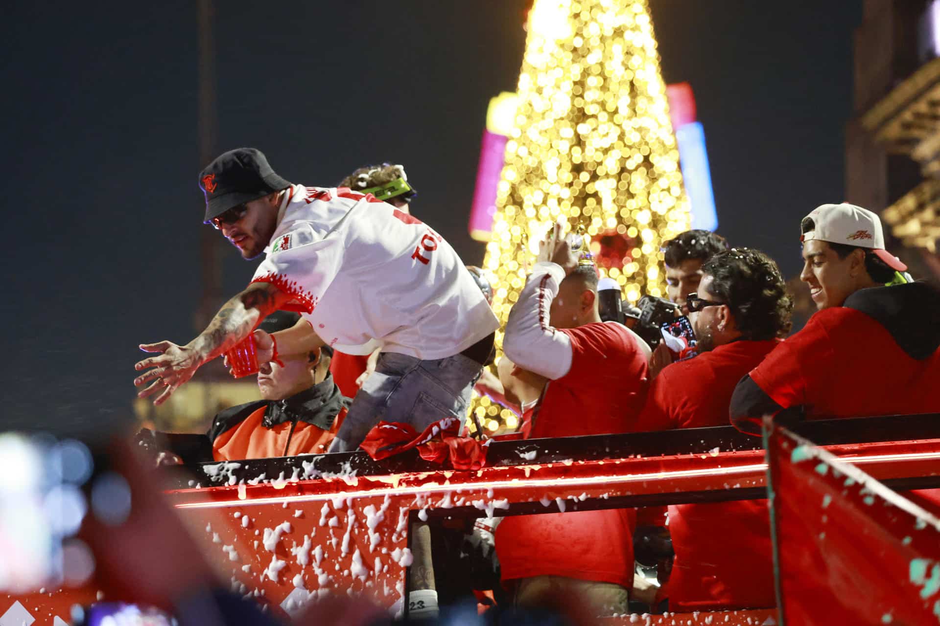 Alexis Vega (i) de los Diablos Rojos de Toluca participa en una caravana para celebrar el título del Torneo Apertura 2025 de la Liga MX ante cientos de fanáticos que los acompañaron este lunes, en Toluca (México). EFE/Felipe Gutiérrez
