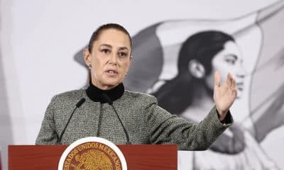 La presidenta de México, Claudia Sheinbaum, habla durante una rueda de prensa este lunes, en el Palacio Nacional de la Ciudad de México (México). EFE/José Méndez