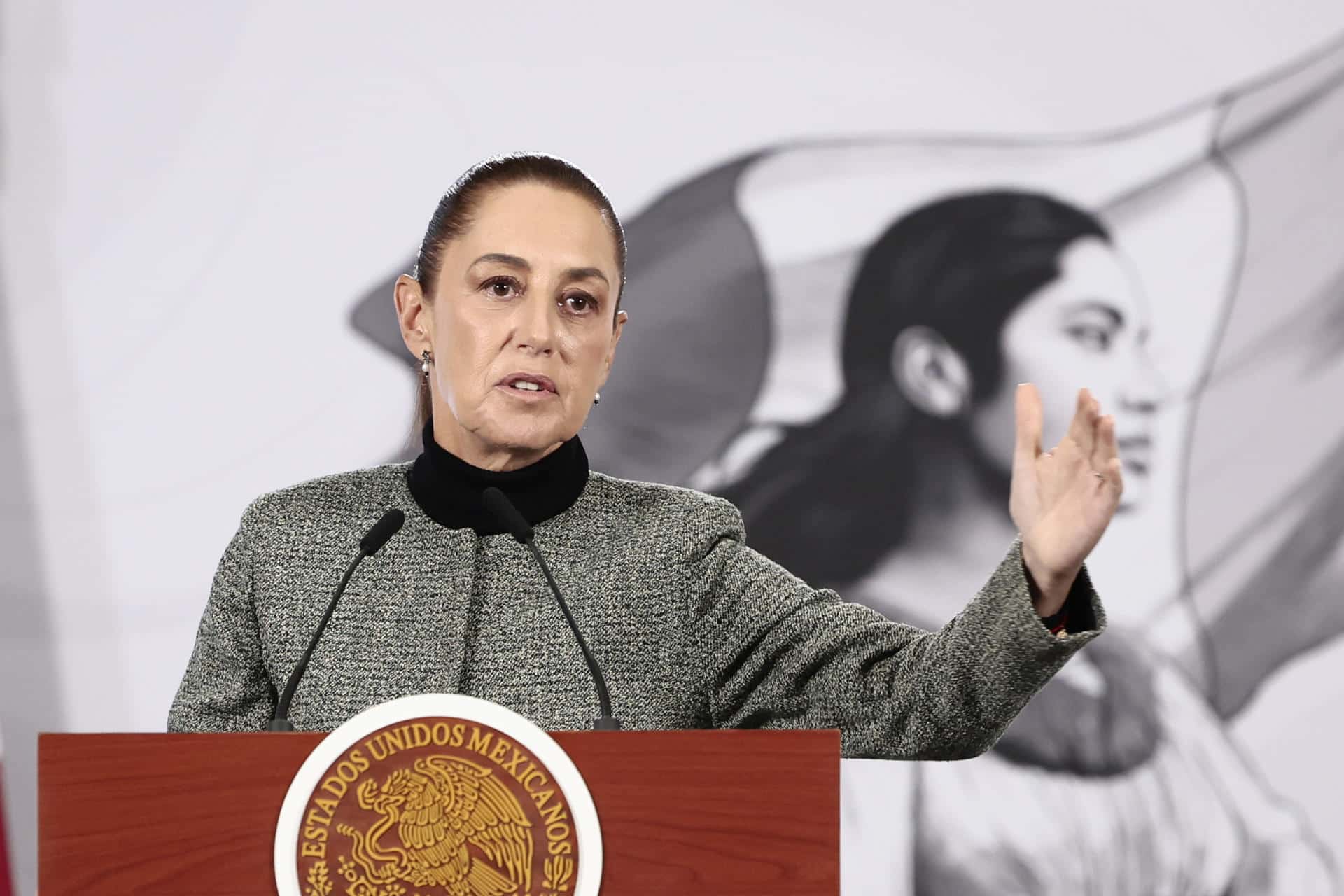 La presidenta de México, Claudia Sheinbaum, habla durante una rueda de prensa este lunes, en el Palacio Nacional de la Ciudad de México (México). EFE/José Méndez