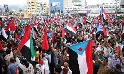 Aden (Yemen), 30 dic (EFE).- Gente ondea banderas del Yemen del Sur y de los Emiratos Árabes Unidos durante una protesta contra Arabia Saudí en la ciudad portuaria meridional de Adén, Yemen.
Emiratos Árabes Unidos (EAU) anunció este martes que abandonará el Yemen tras haber recibido un ultimátum de Arabia Saudí y del Gobierno yemení reconocido internacionalmente para que sus tropas dejen el país en 24 horas tras acusarle de apoyar a los separatistas del sur. EFE/EPA/NAJEEB MOHAMED