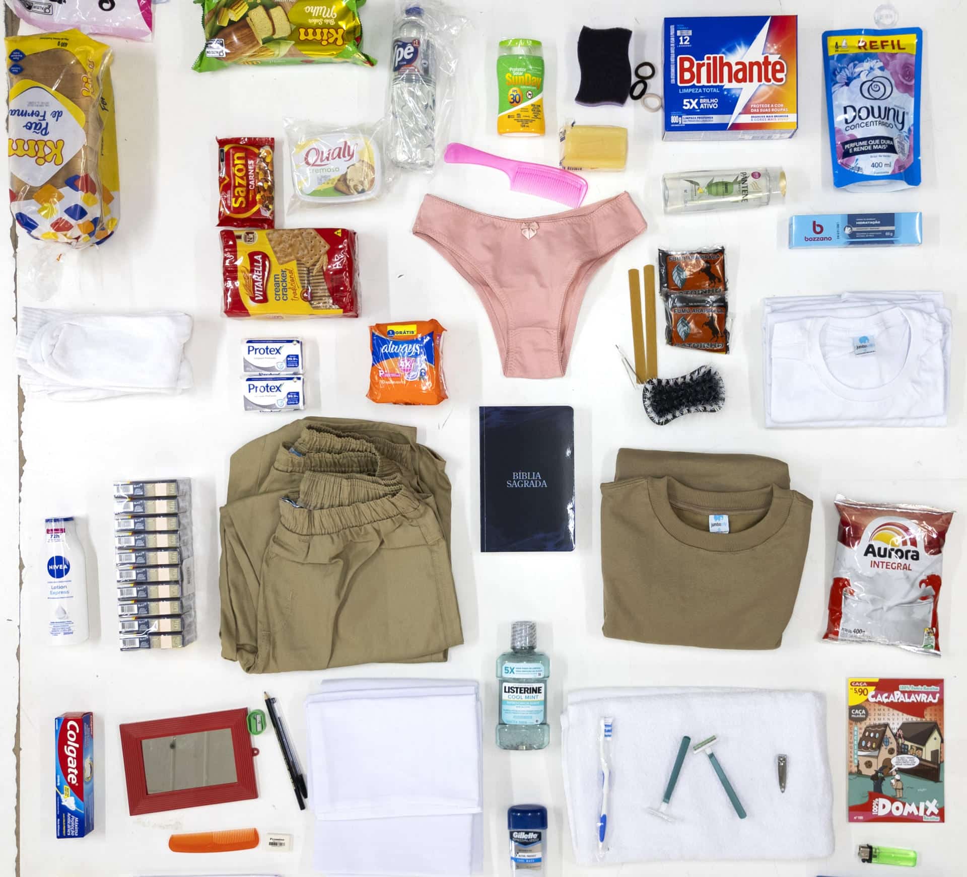 Fotografía del 10 de diciembre de 2025 que muestra productos de primera necesidad que se pueden comprar para personas privadas de la libertad, en Sao Paulo (Brasil). EFE/ Isaac Fontana