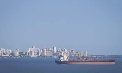 Fotografía que muestra una embarcación petrolera navegando en el lago de Maracaibo el pasado jueves, en Cabimas (Venezuela).
EFE/ Henry Chirinos