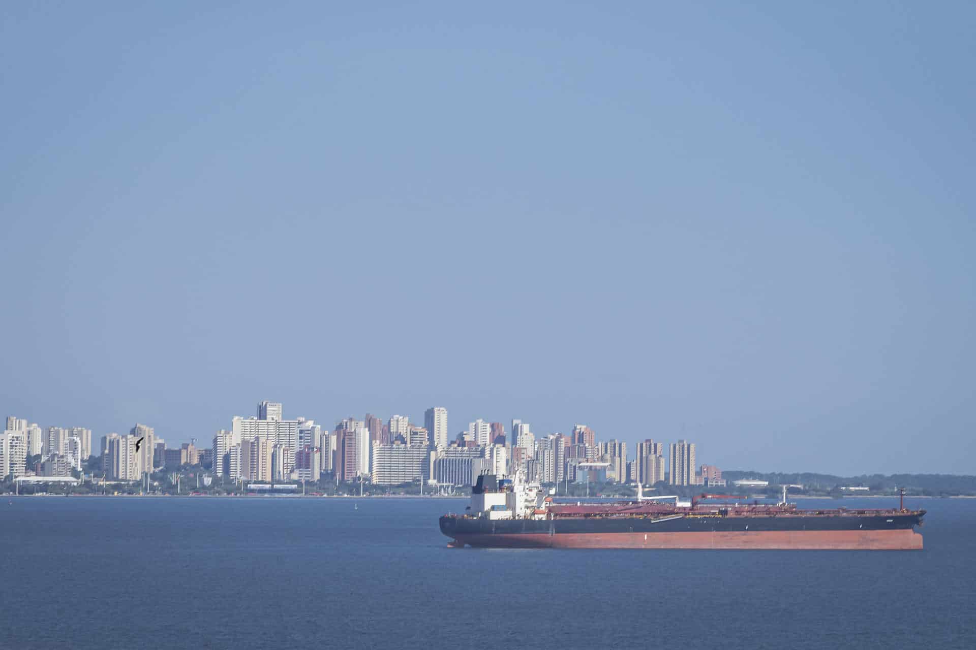Fotografía que muestra una embarcación petrolera navegando en el lago de Maracaibo el pasado jueves, en Cabimas (Venezuela).
EFE/ Henry Chirinos