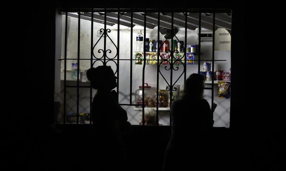 Fotografía de archivo del 19 de noviembre de 2025 que muestra a personas comprando productos en una tienda durante un corte eléctrico en La Habana (Cuba). EFE/ Ernesto Mastrascusa