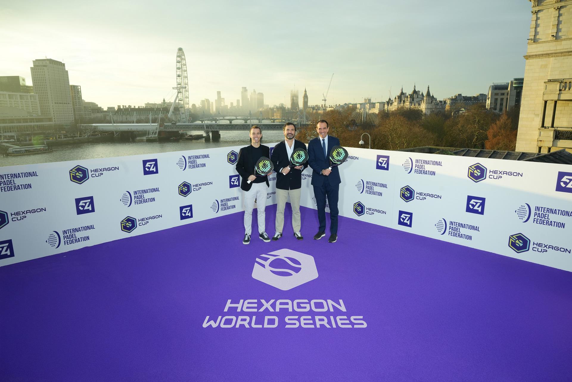 Enrique Buenaventura, fundador de Hexagon Cup (centro), Luigi Carraro, presidente de FIP (dch), y Gary Donaldson, Group Chief Operating Officer de 54, durante la presentación de la Hexagon World Series en Londres este miércoles. EFE/Hexagon World Series (Uso Editorial)
