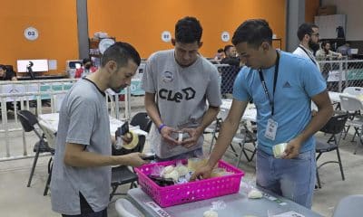 Fotografía cedida por el Consejo Nacional Electoral (CNE) que muestra a personas durante el escrutinio especial este jueves, en Tegucigalpa (Honduras). EFE/Consejo Nacional Electoral