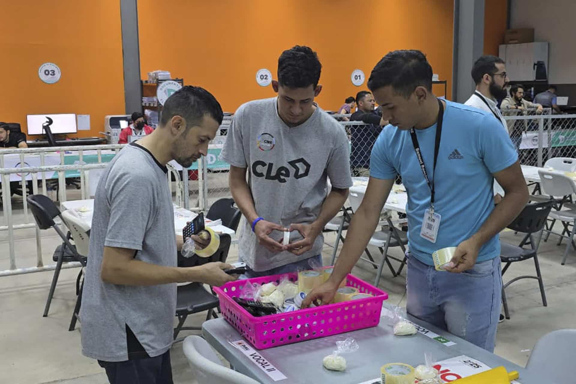 Fotografía cedida por el Consejo Nacional Electoral (CNE) que muestra a personas durante el escrutinio especial este jueves, en Tegucigalpa (Honduras). EFE/Consejo Nacional Electoral