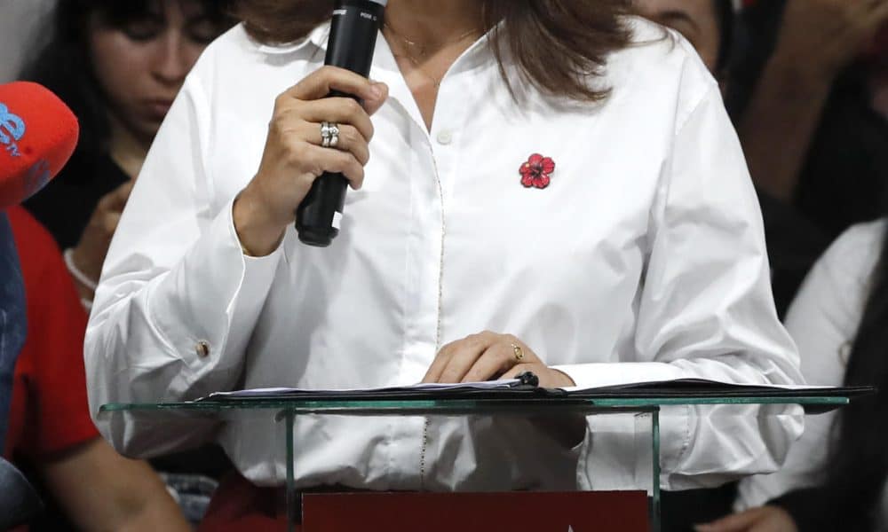 La candidata oficialista del Partido Libertad y Refundación (Libre, izquierda), Rixi Moncada, habla este domingo, en Tegucigalpa (Honduras). EFE/ Gustavo Amador