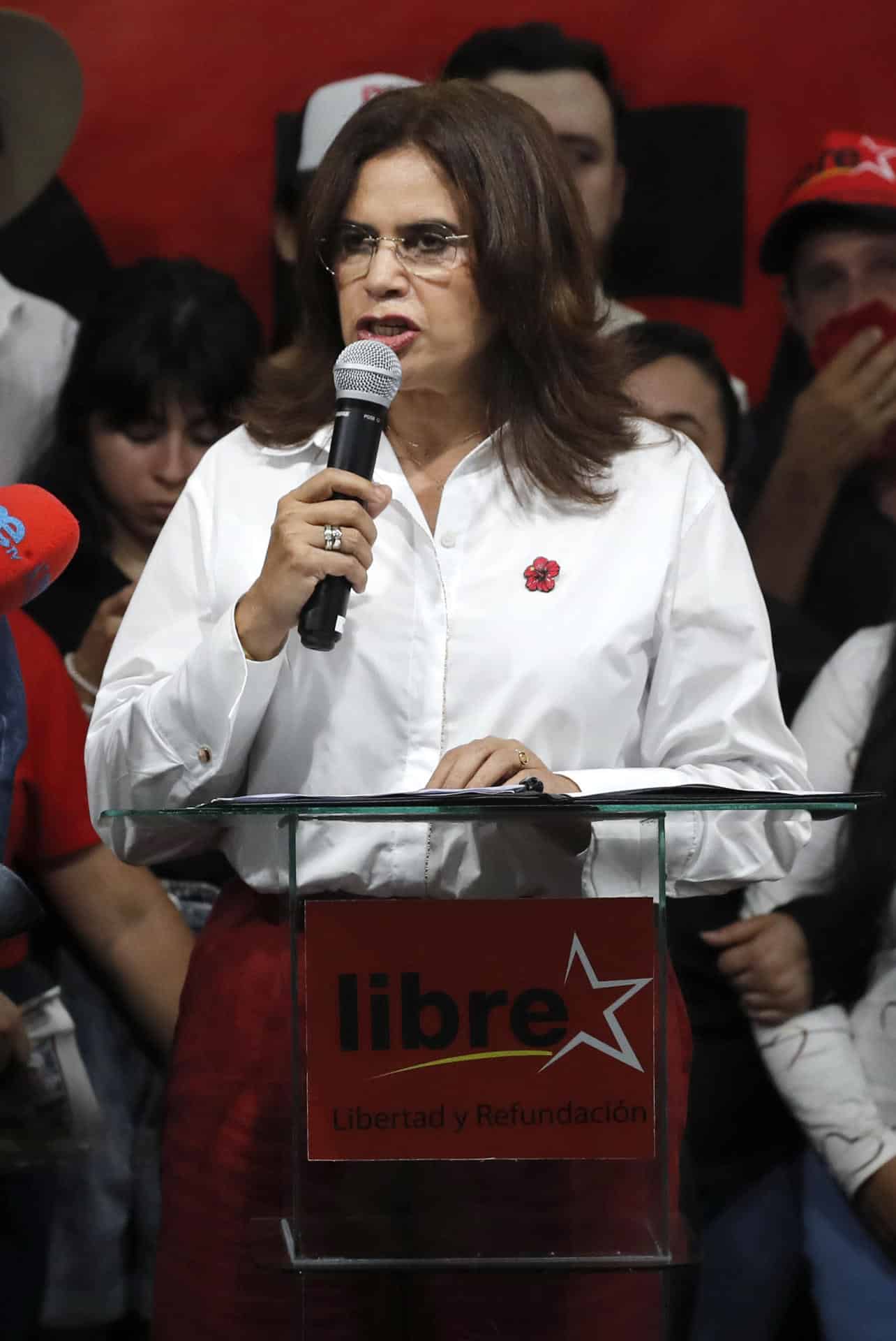 La candidata oficialista del Partido Libertad y Refundación (Libre, izquierda), Rixi Moncada, habla este domingo, en Tegucigalpa (Honduras). EFE/ Gustavo Amador