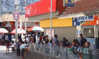 Migrantes esperan este sábado cerca a una plaza en el municipio de Tapachula, en el estado de Chiapas (México). EFE/Juan Manuel Blanco