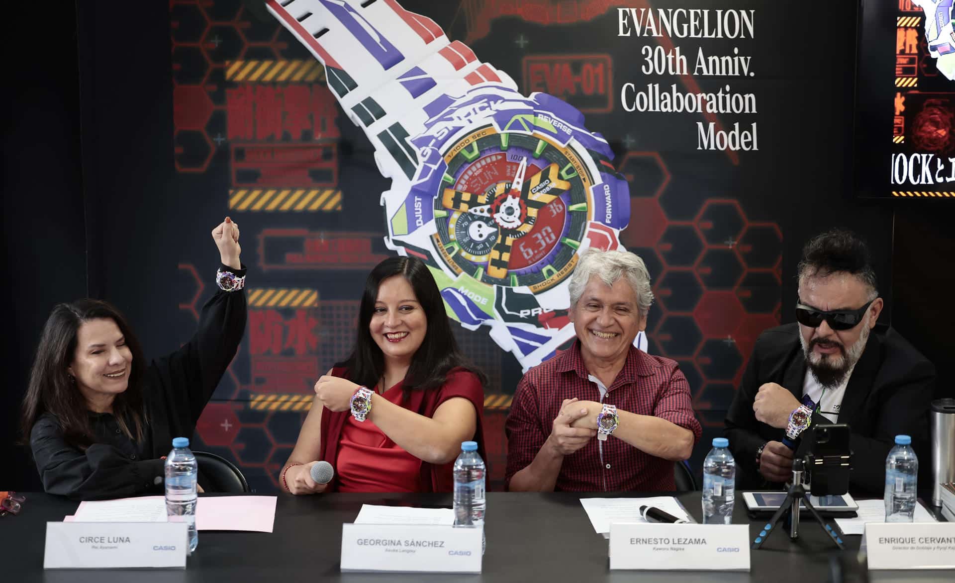 De izquierda a derecha, los actores de doblaje, Circe Luna, Georgina Sánchez, Ernesto Lezama y Enrique Cervantes participan en una rueda de prensa este sábado, en Ciudad de México (México). EFE/José Méndez