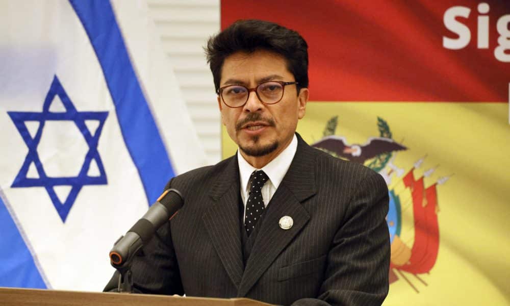 El ministro de Exteriores de Bolivia, Fernando Aramayo, habla durante la firma de un acuerdo este martes, en la residencia del embajador israelí en Washington (EE.UU.). EFE/ Octavio Guzmán