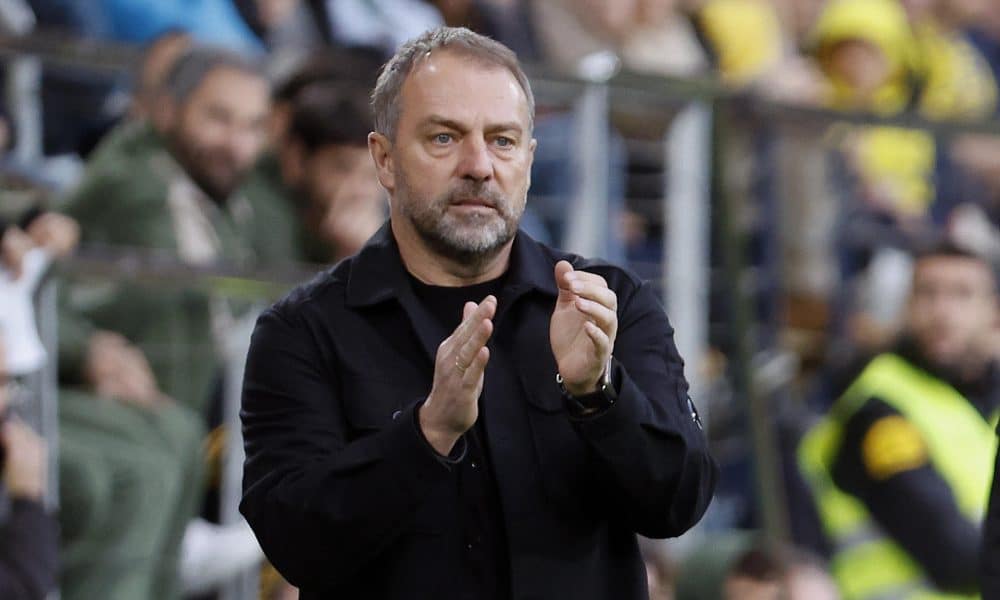 El entrenador del Barça, Hansi Flick, durante el partido de la jornada 17 de LaLiga EA Sports, que disputaron Villarreal CF y el FC Barcelona en el Estadio de la Cerámica. EFE/ Ana Escobar