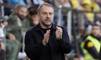 El entrenador del Barça, Hansi Flick, durante el partido de la jornada 17 de LaLiga EA Sports, que disputaron Villarreal CF y el FC Barcelona en el Estadio de la Cerámica. EFE/ Ana Escobar