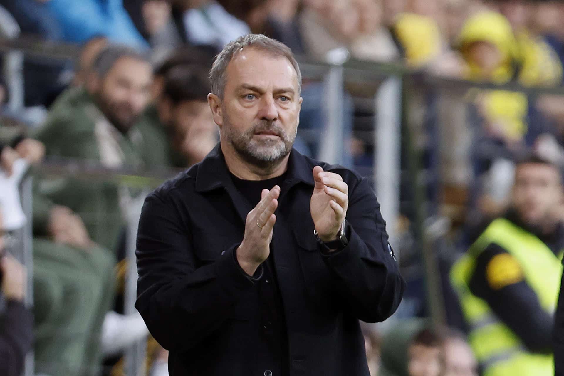 El entrenador del Barça, Hansi Flick, durante el partido de la jornada 17 de LaLiga EA Sports, que disputaron Villarreal CF y el FC Barcelona en el Estadio de la Cerámica. EFE/ Ana Escobar
